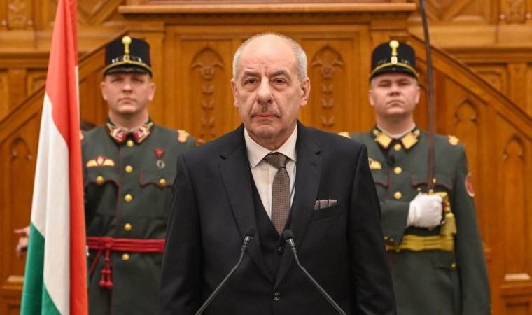 Hungarian president signs constitutional amendment Hungarian president signs constitutional amendment