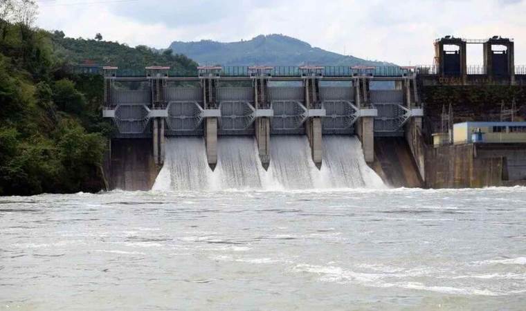 Dam breach triggers evacuations in southern China