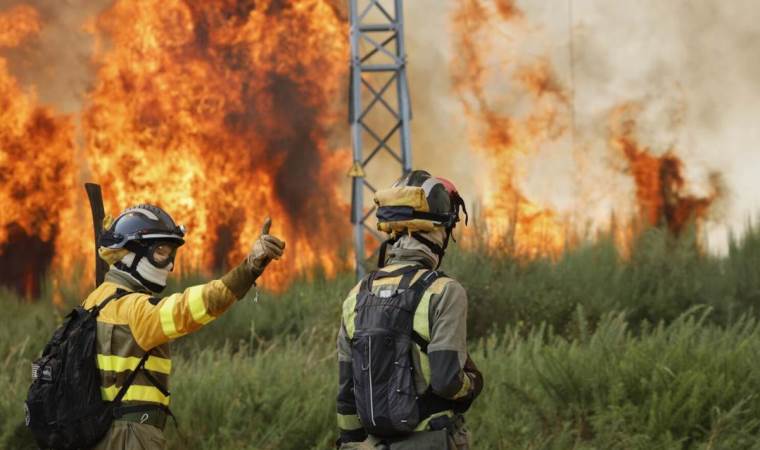 More than 1,000 evacuated as Spain battles wildfires More than 1,000 evacuated as Spain battles wildfires