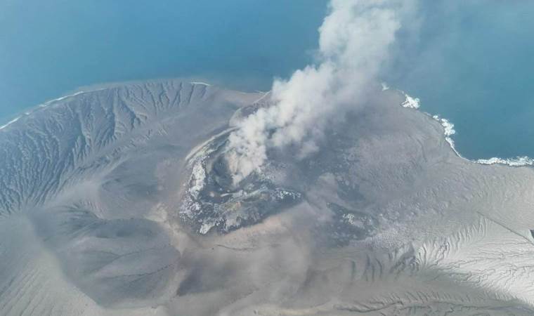 Volcanic ash continues to disrupt flights in Indonesia Volcanic ash continues to disrupt flights in Indonesia